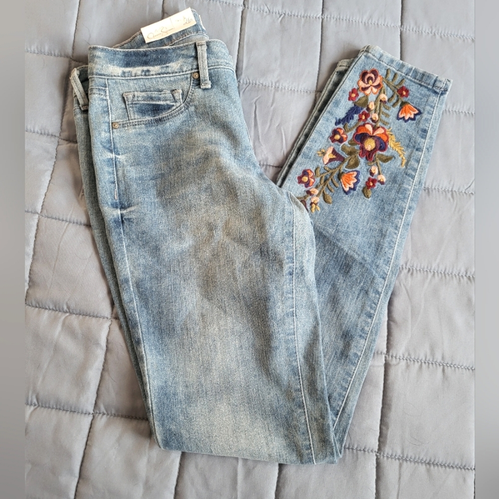 NWT Floral Embroidered Skinny Jeans